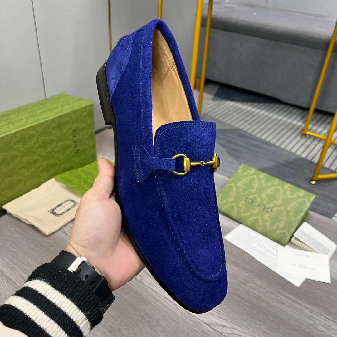 Ex-factory price: 480💰-(Gucci) men’s loafers! Genuine molded horsebit, a classic must-have for your shoe cabinet! The feet are particularly delicate! This Gucci original version is a set last, and we are consistent with the counter! Therefore, it is more comfortable in terms of last shape and comfort! Take it to the counter and compare at will! Good shoes are more than just what they make! But grasp the essence from the inside out! Material: Imported first-layer frosted cowhide! Genuine leather outsole imported from Italy, size: 39-44 (38/45 customized, non-refundable)